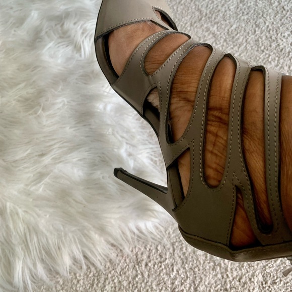 ❌❌❌SOLD❌❌❌Gorgeous gray cutout sandals size 8 🎉🎉🥰🥰 - Picture 9 of 9
